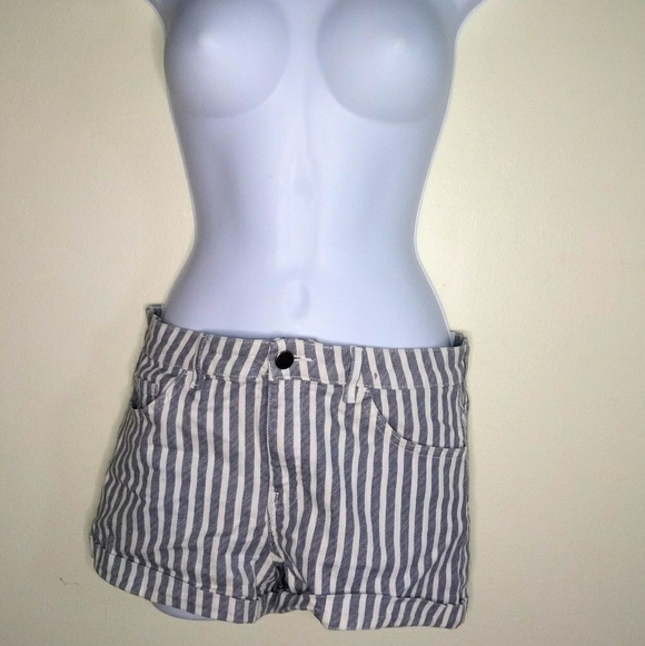 H&M 5-pocket gray and white striped shorts - Picture 6 of 10